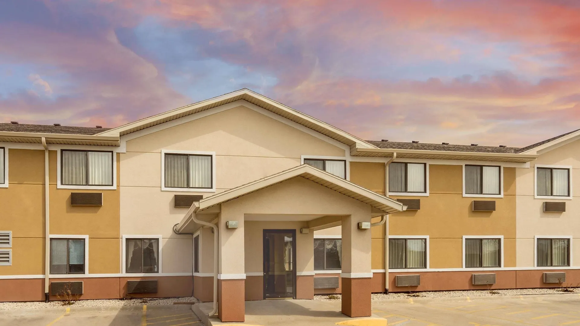 3 Smart 2-Star Hotels Near Masonic Center to Book